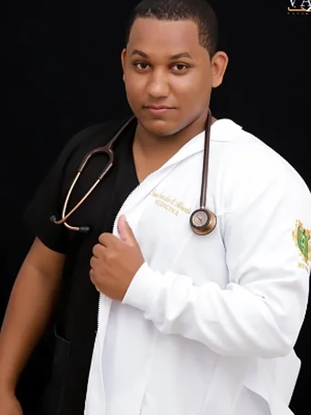 Estudante de medicina com jaleco bordado do Ateliê da Jó