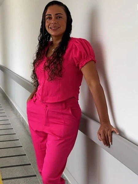 Cliente com conjunto rosa do Ateliê da Jó
