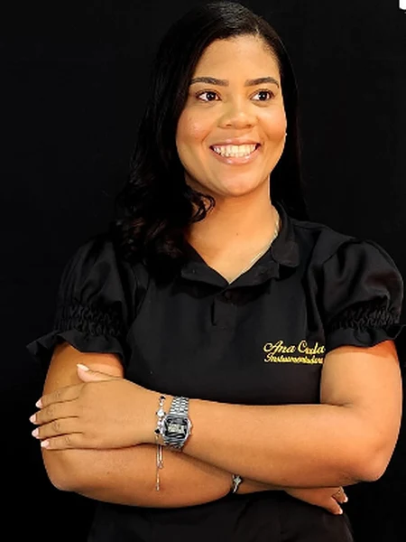 Instrumentadora com blusa bordada do Ateliê da Jó