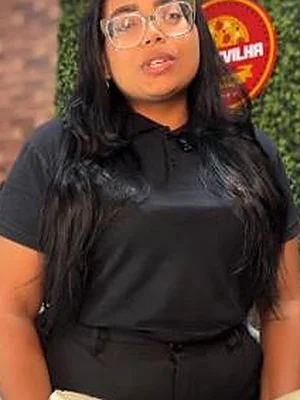 Camile com o uniforme da Pizza'Vilha