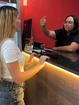 Atendimento no balcão da Pizza'Vilha