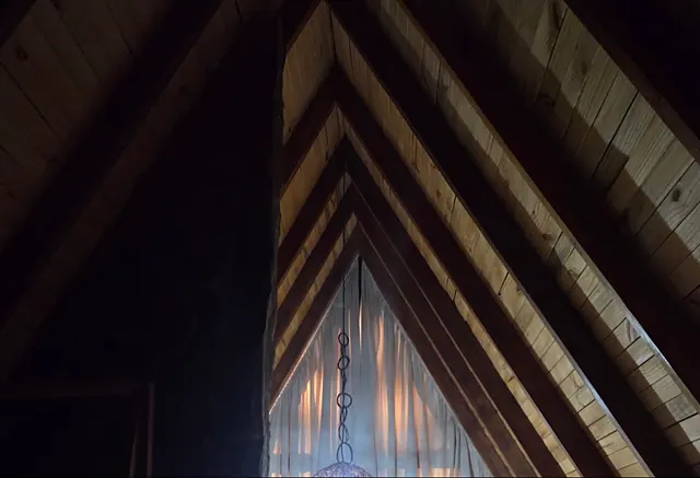 O teto em A por dentro, à noite, com a cortina iluminada