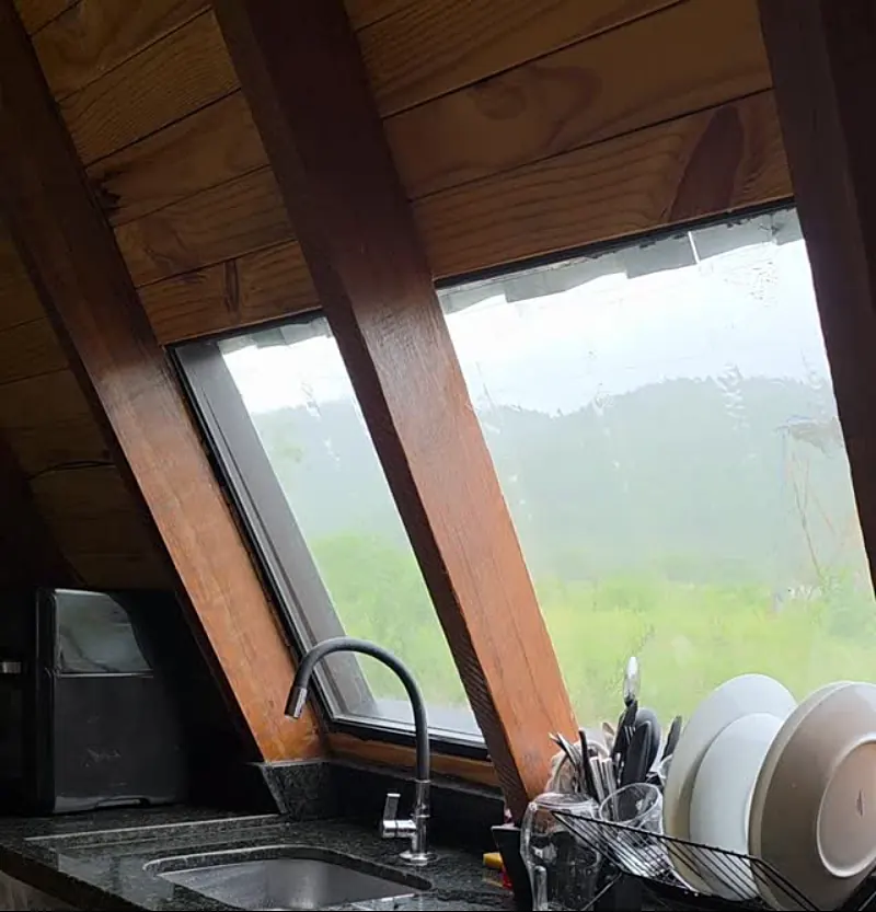 Pia de granito da cozinha com janela inclinada para a serra