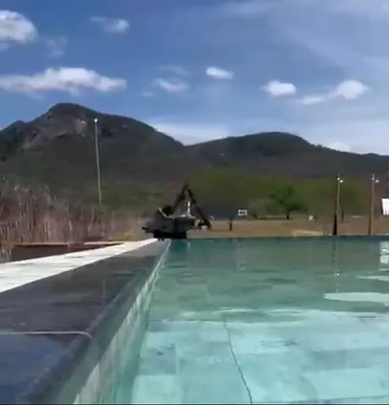 Piscina com a serra ao fundo