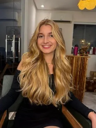 Clara sorrindo em um salão