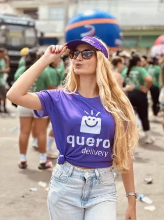 Clara de boné e óculos em um evento de rua