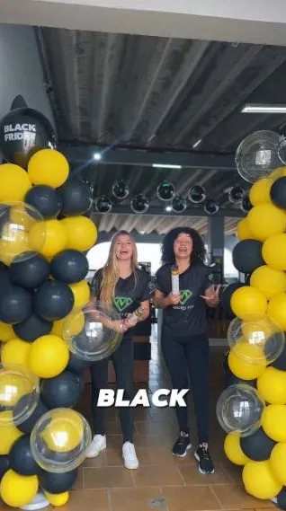 Vídeo de Black Friday com balões amarelos e pretos em uma loja