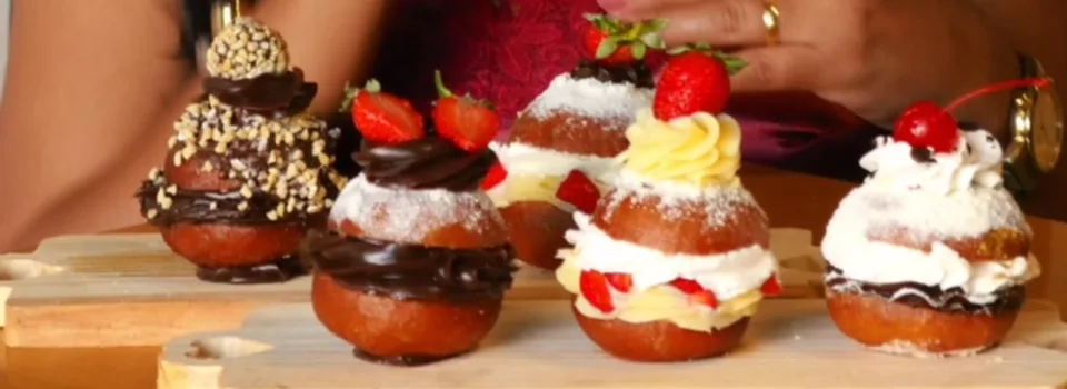 Fileira de sonhos gourmet: chocolate com amendoim, morango, creme e cereja